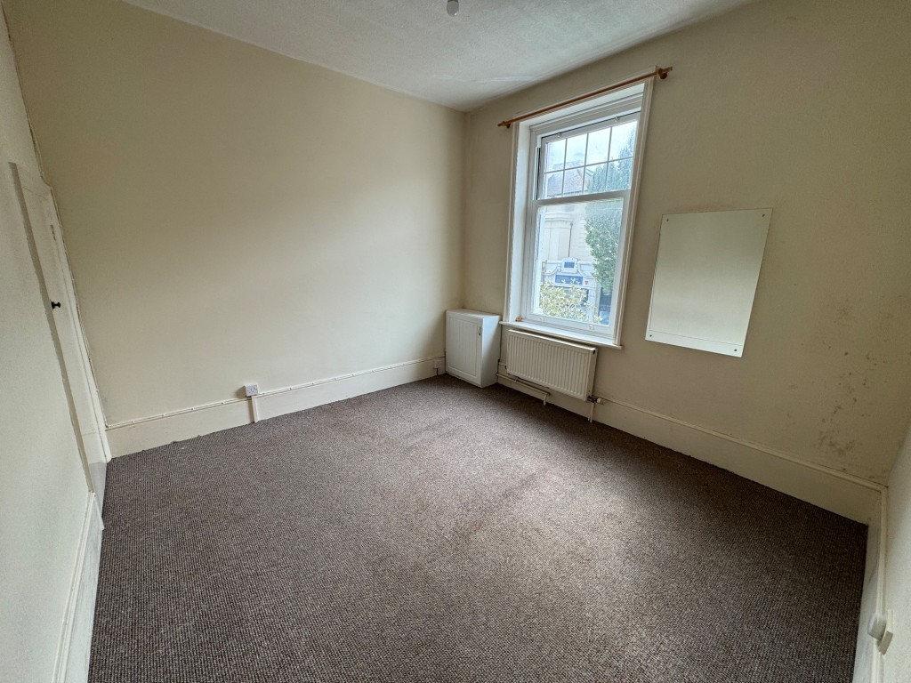 Lot: 33 - FREEHOLD VACANT SHOP, VACANT TWO-BEDROOM FLAT PLUS TWO-BEDROOM INVESTMENT FLAT IN PRIME LOCATION - Flat A - bedroom 2